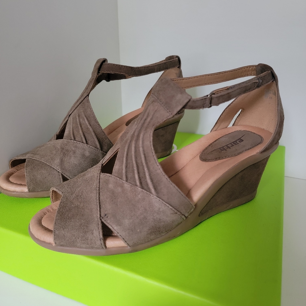 Earth Sandals Size 8
